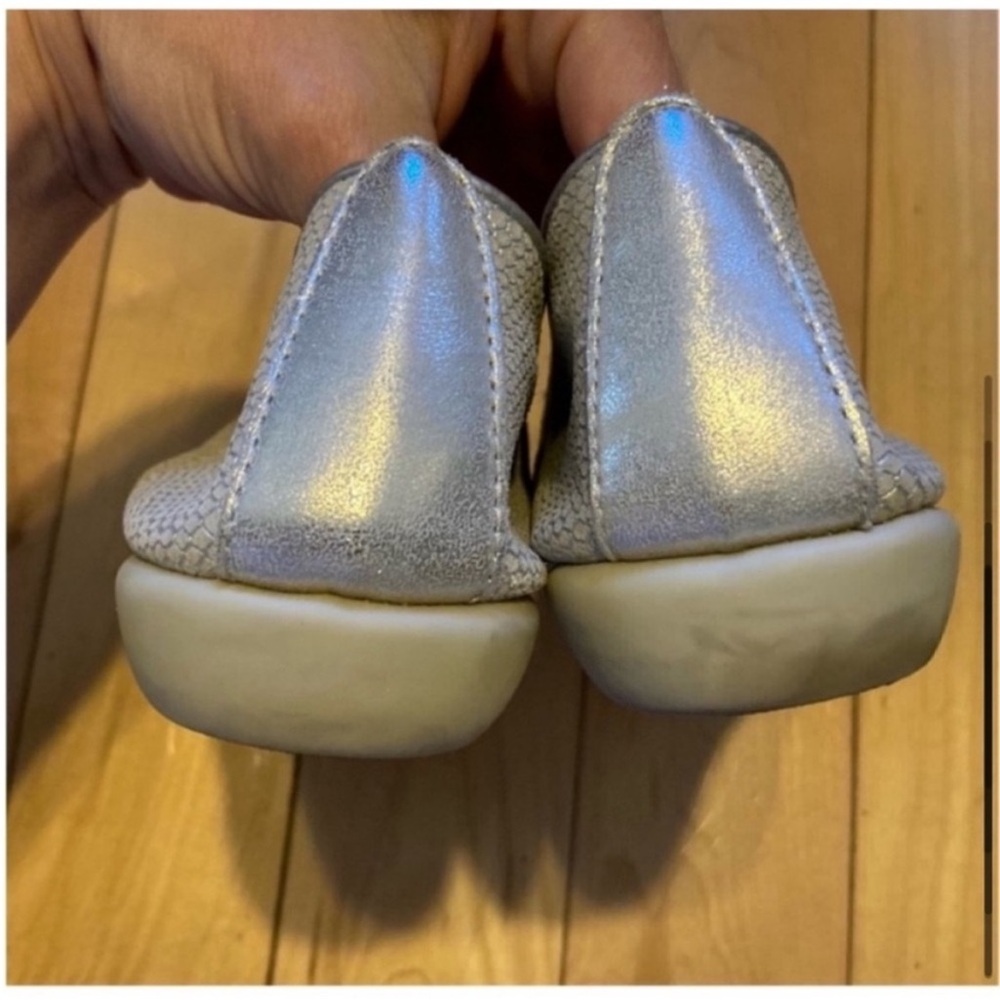 The FLEXX Miss Take white and silver gray flat loafer shoes size seven - Picture 6 of 7